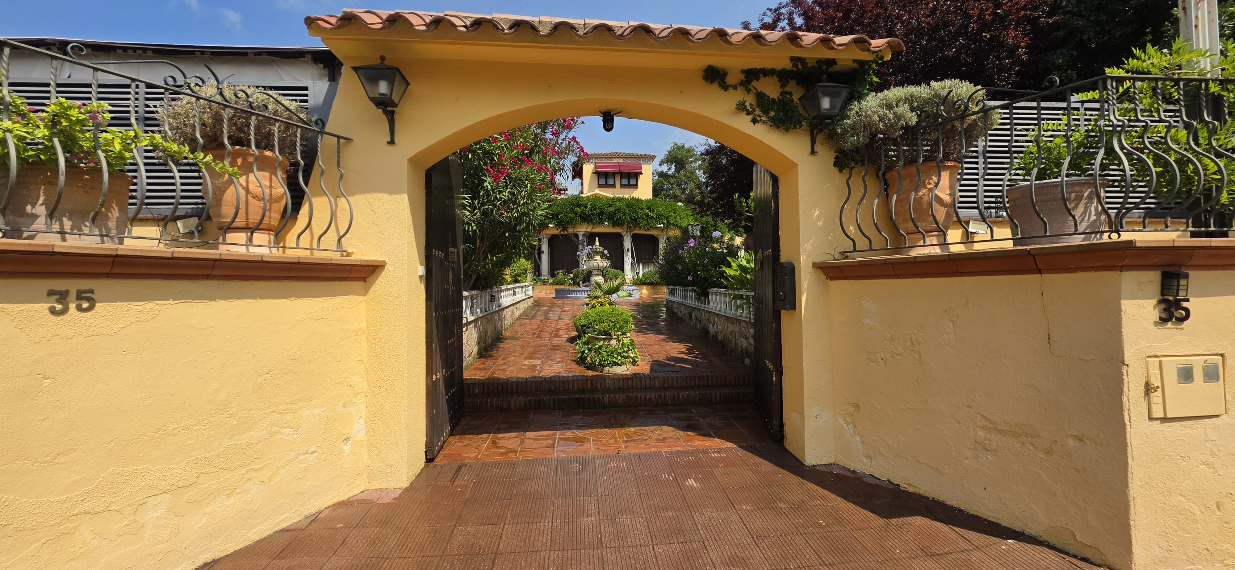 Can Carbonell - Arco de Entrada Señorial con Tejaroz